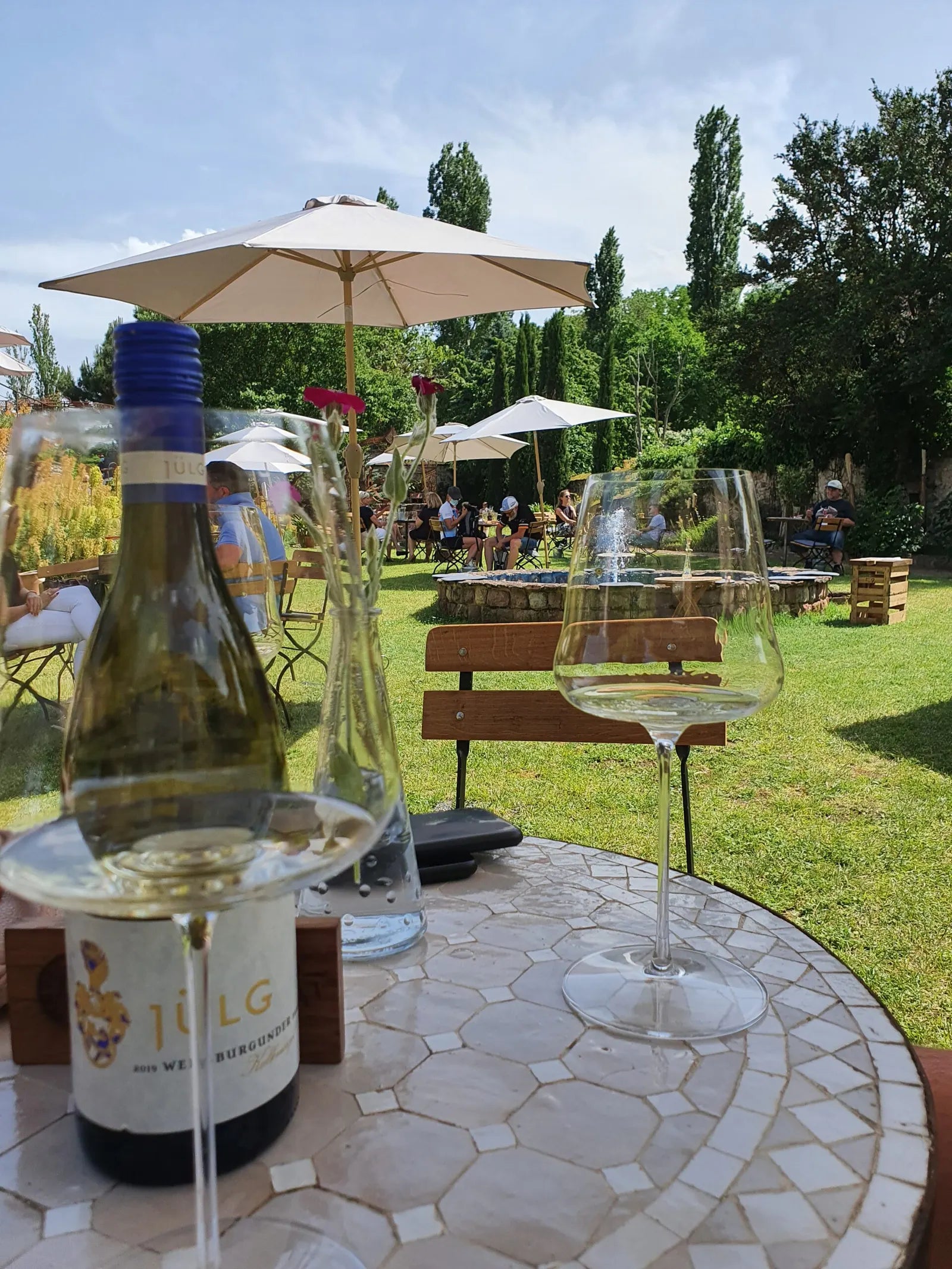Wein im sonnigen Garten der Palatina Weinbar in Großkarlbach
