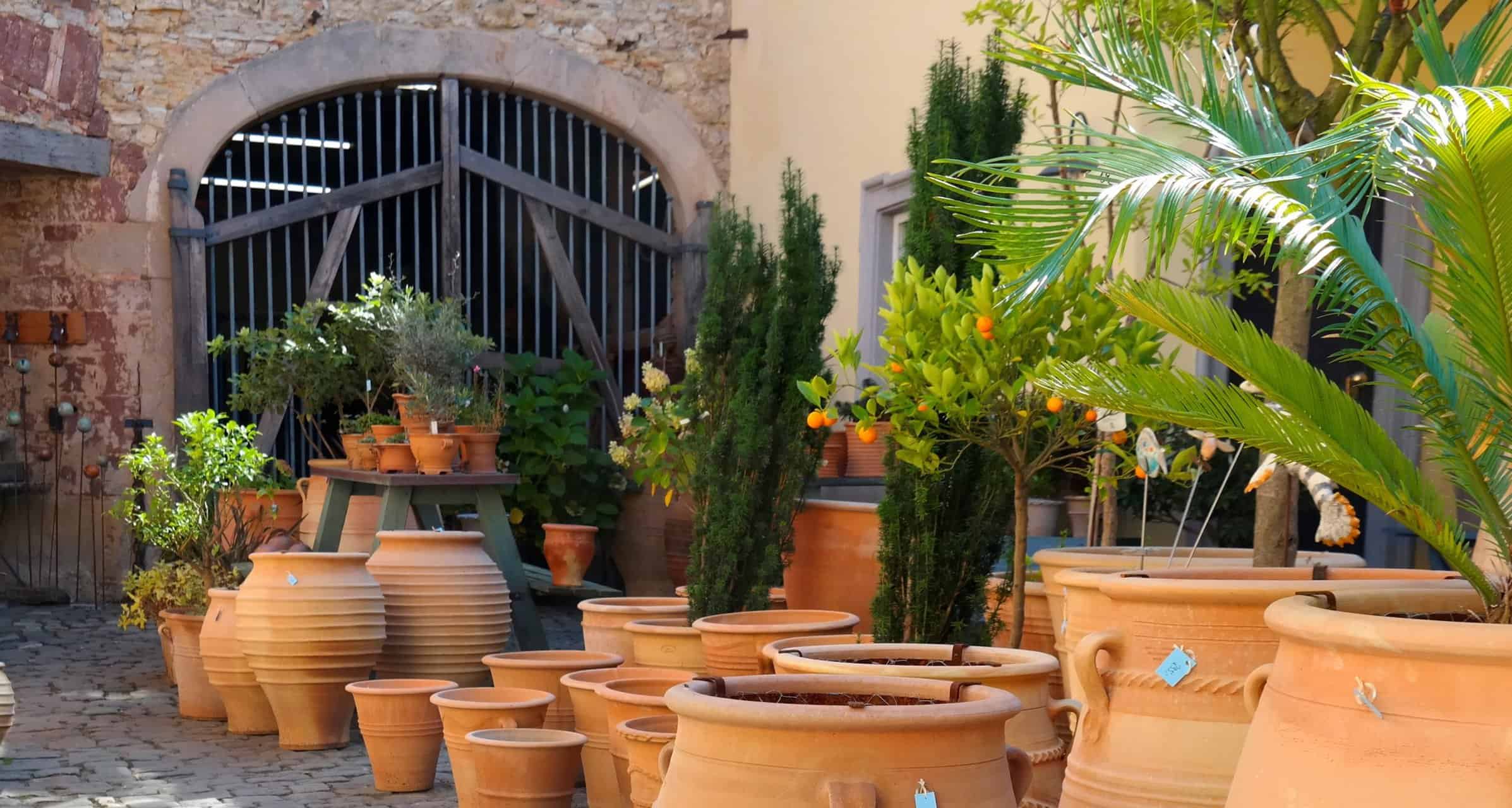 Mediterraner Hof mit handgedrehten Terracotta-Amphoren und Pflanzgefäßen der Palatina Werkstatt, Großkarlbach